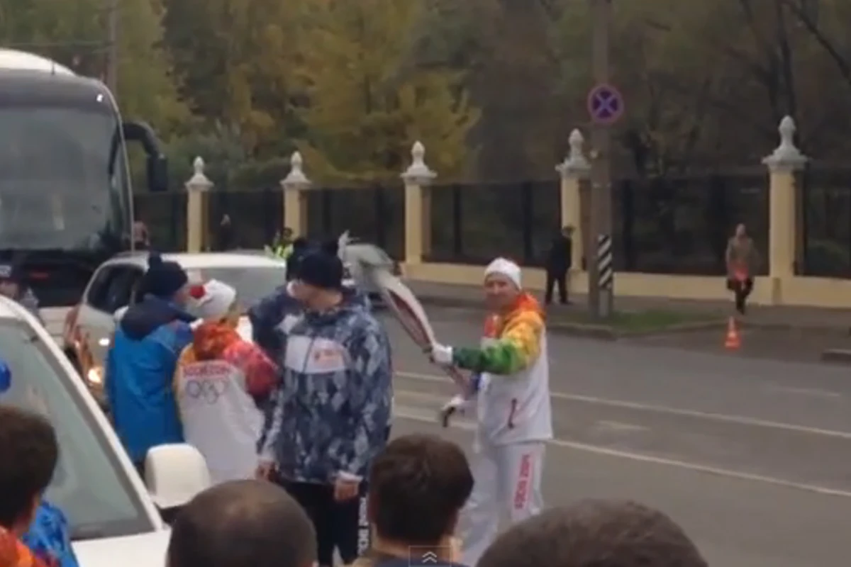 Олимпийский огонь погас в третий раз (видео)