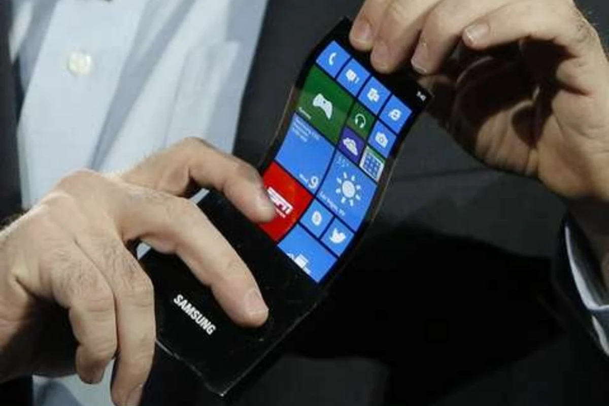 Samsung анонсировала смартфон с изогнутым дисплеем
