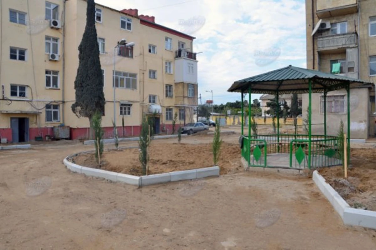 В бакинском поселке идет работа по обустройству образцовых дворов