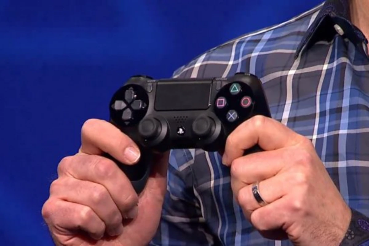 PlayStation 4 собирают китайские студенты-практиканты