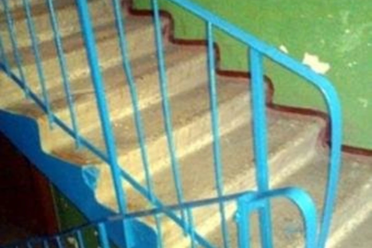 В Баку мужчина застрял в решетке на лестнице В Баку мужчина застрял в решетке на лестнице
