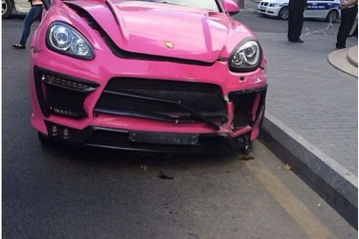 В Баку розовый Porche Cayenne попал в ДТП