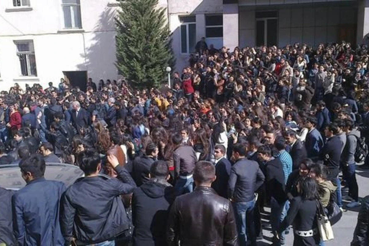 В Баку студенты проводят акцию протеста