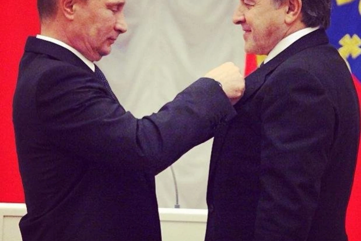 Владимир Путин вручил Аразу Агаларову «Орден Почета»