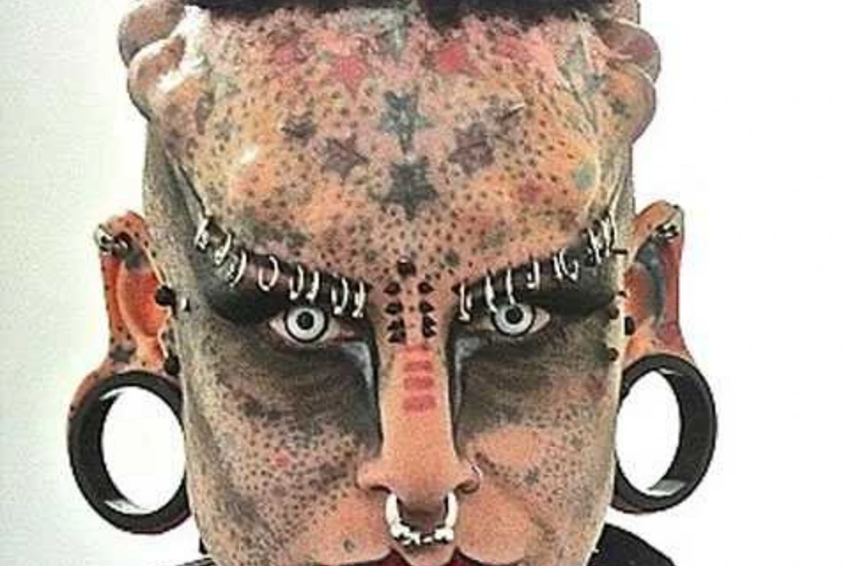 Мексиканцы просят благословения у богини с клыками и рогами