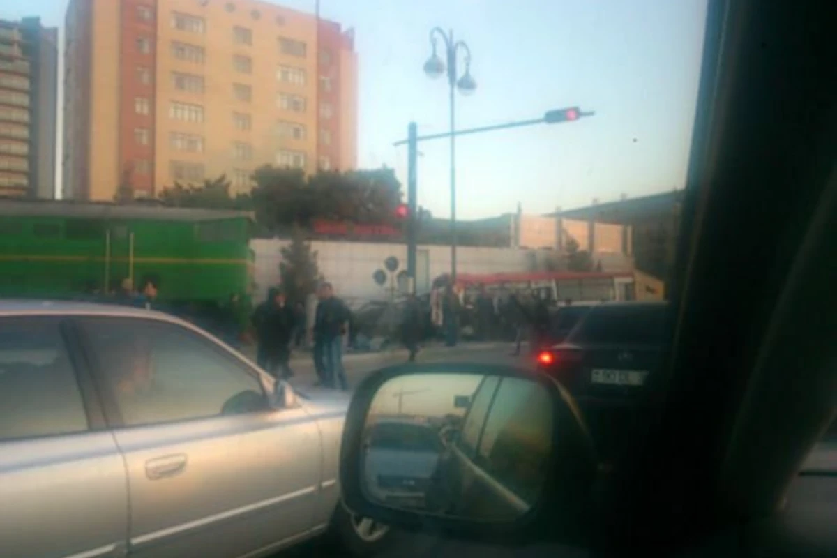 Новые подробности столкновения поезда и автобуса в Баку