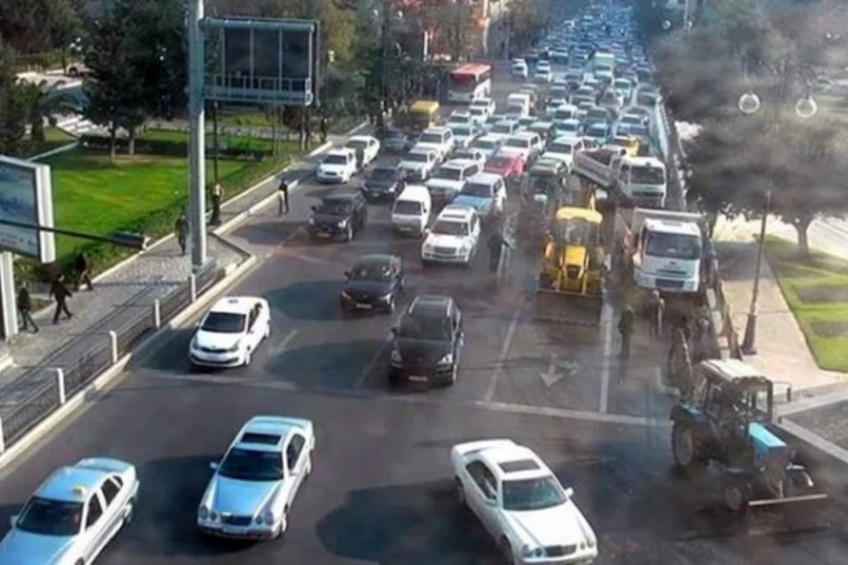 Ограничено движение на одной из бакинских улиц