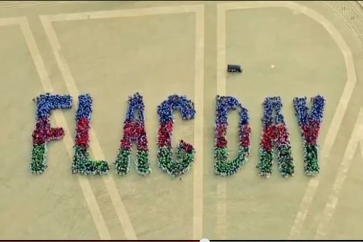 На Бакинском бульваре состоялся Flashmob в честь Дня Государственного Флага (видео)