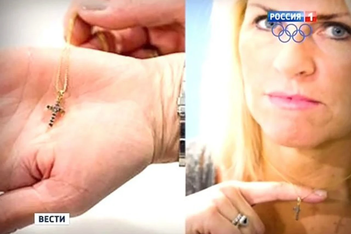 Телеведущую чуть не уволили за крестик на шее