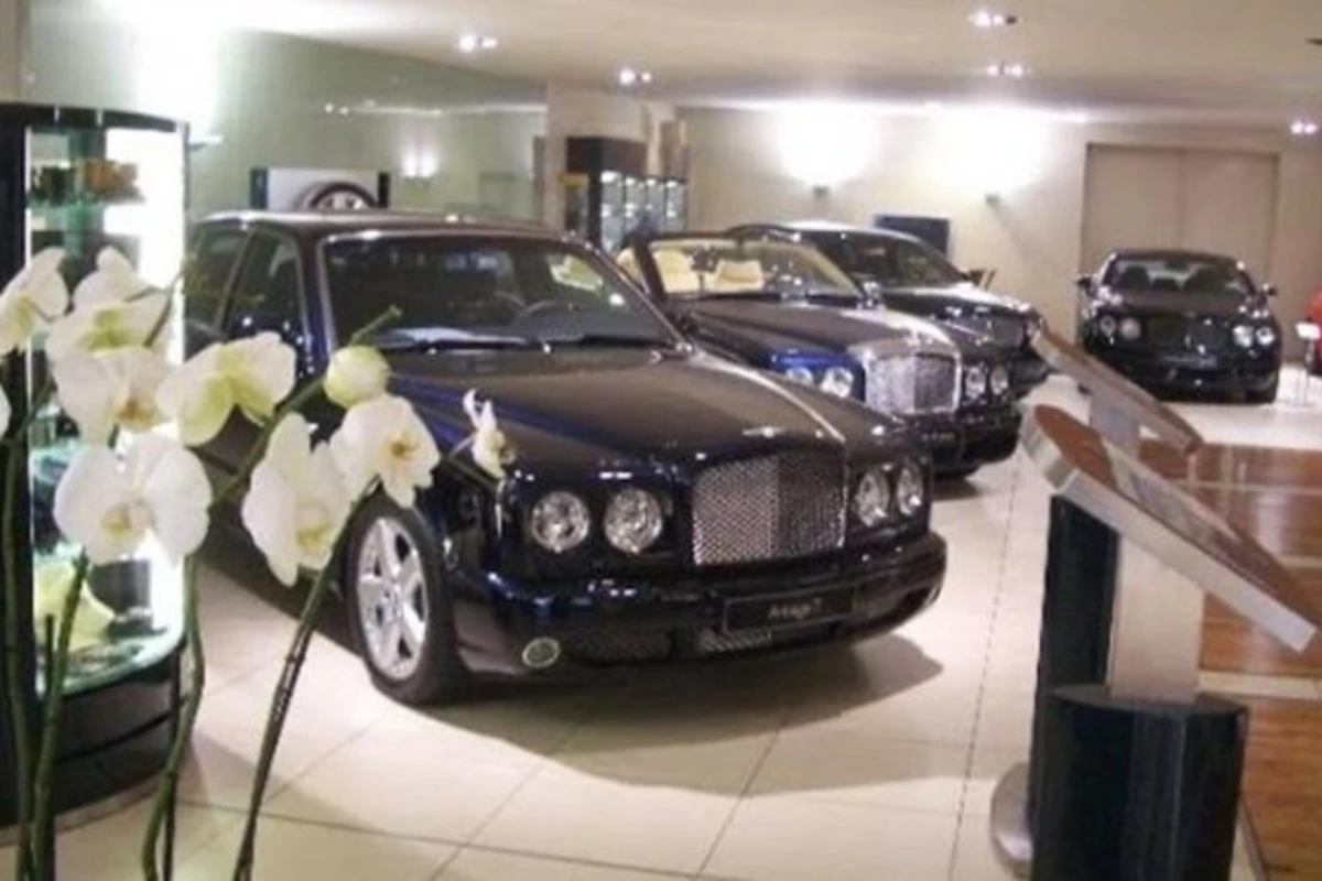 Похитители угнали сразу пять новых Bentley из автосалона в Берлине