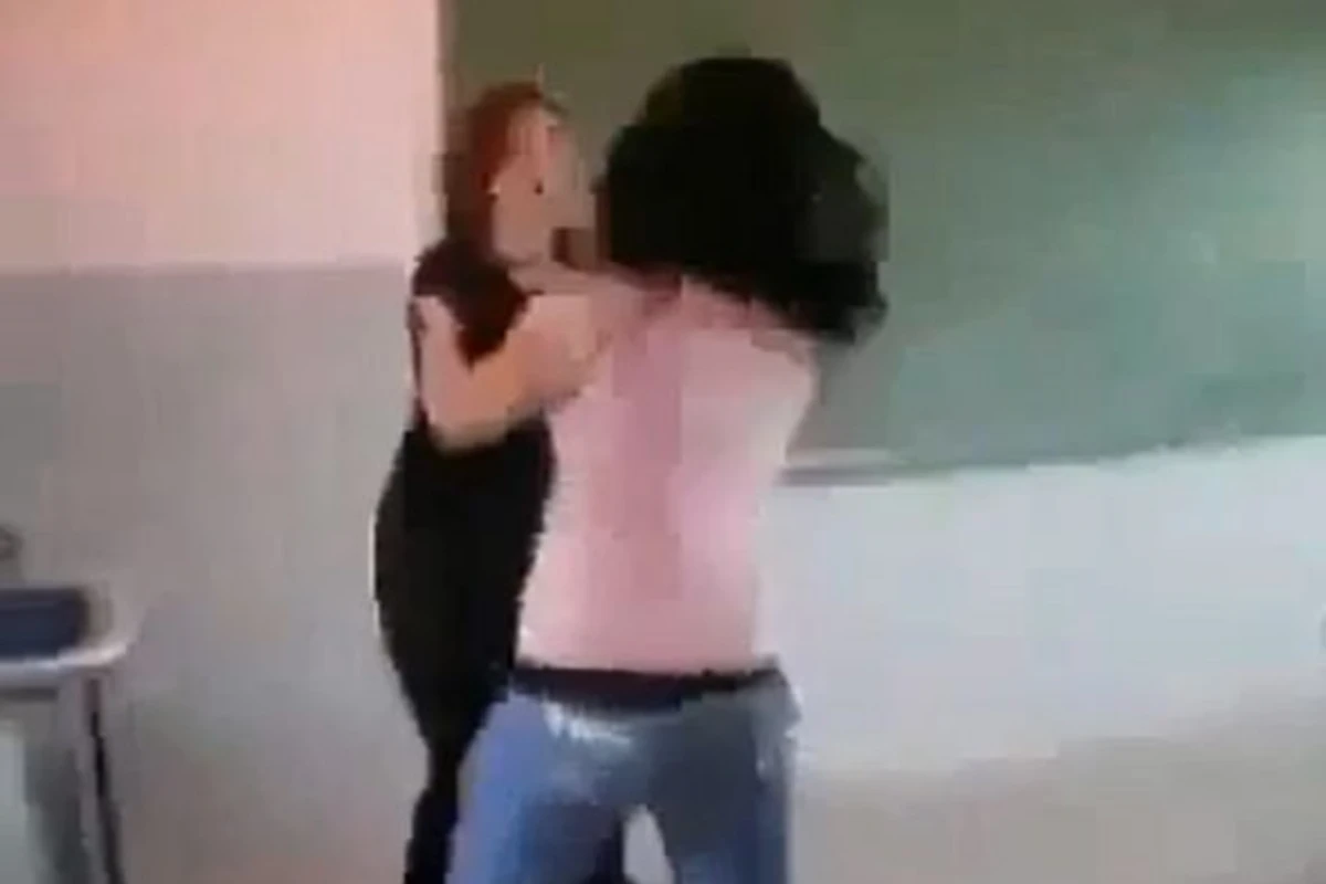 Конфликт преподавателя со старшеклассницей в азербайджанской школе (видео)