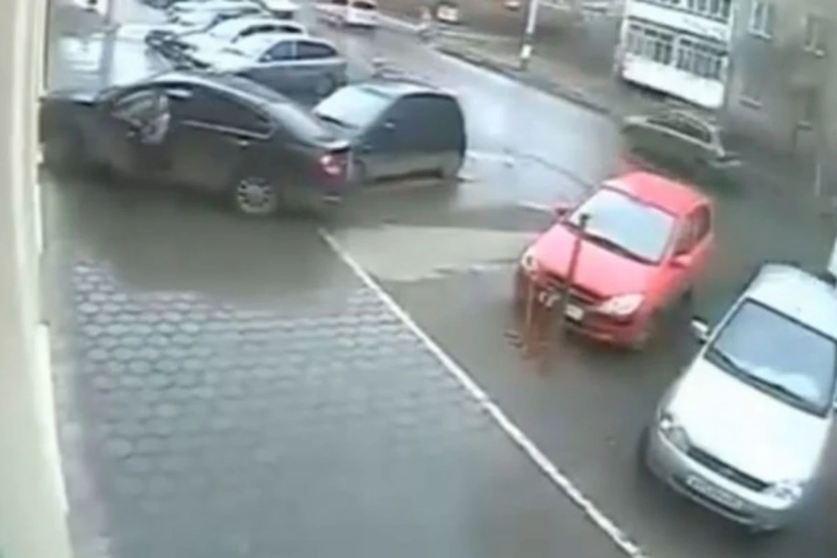 Девушка перепутала педали (видео)