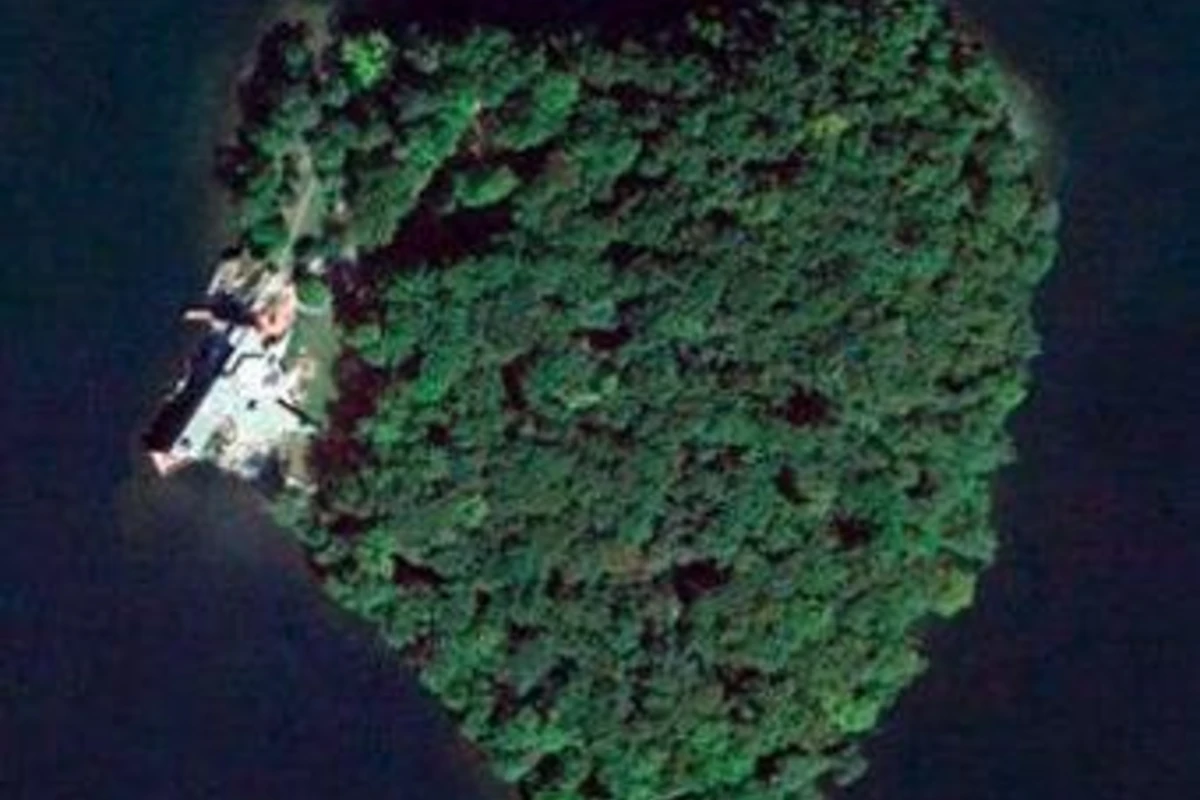 Анджелина Джоли покупает остров в форме сердца
