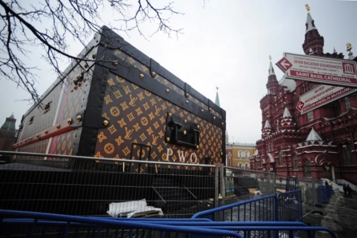 Кремль требует немедленно снести павильон Louis Vuitton на Красной площади