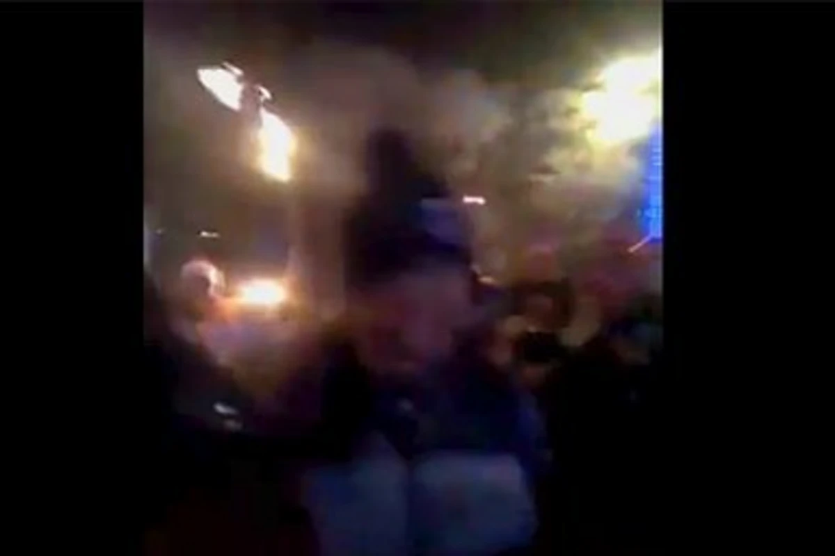Во время эстафеты олимпийского огня загорелся факелоносец (видео)