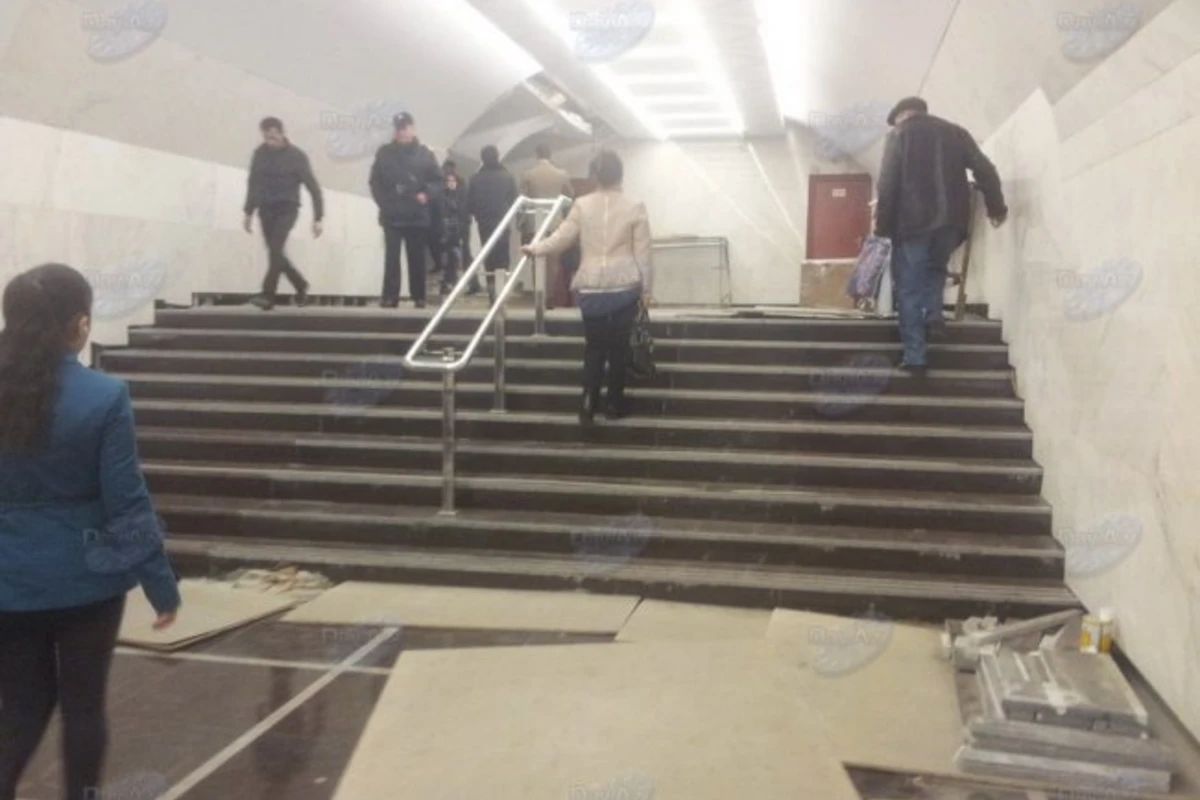 На станции метро 28 Мая скользкий пол залили специальным раствором