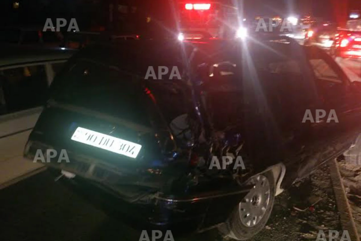В Баку грузовик смял более 10 автомобилей, есть раненые