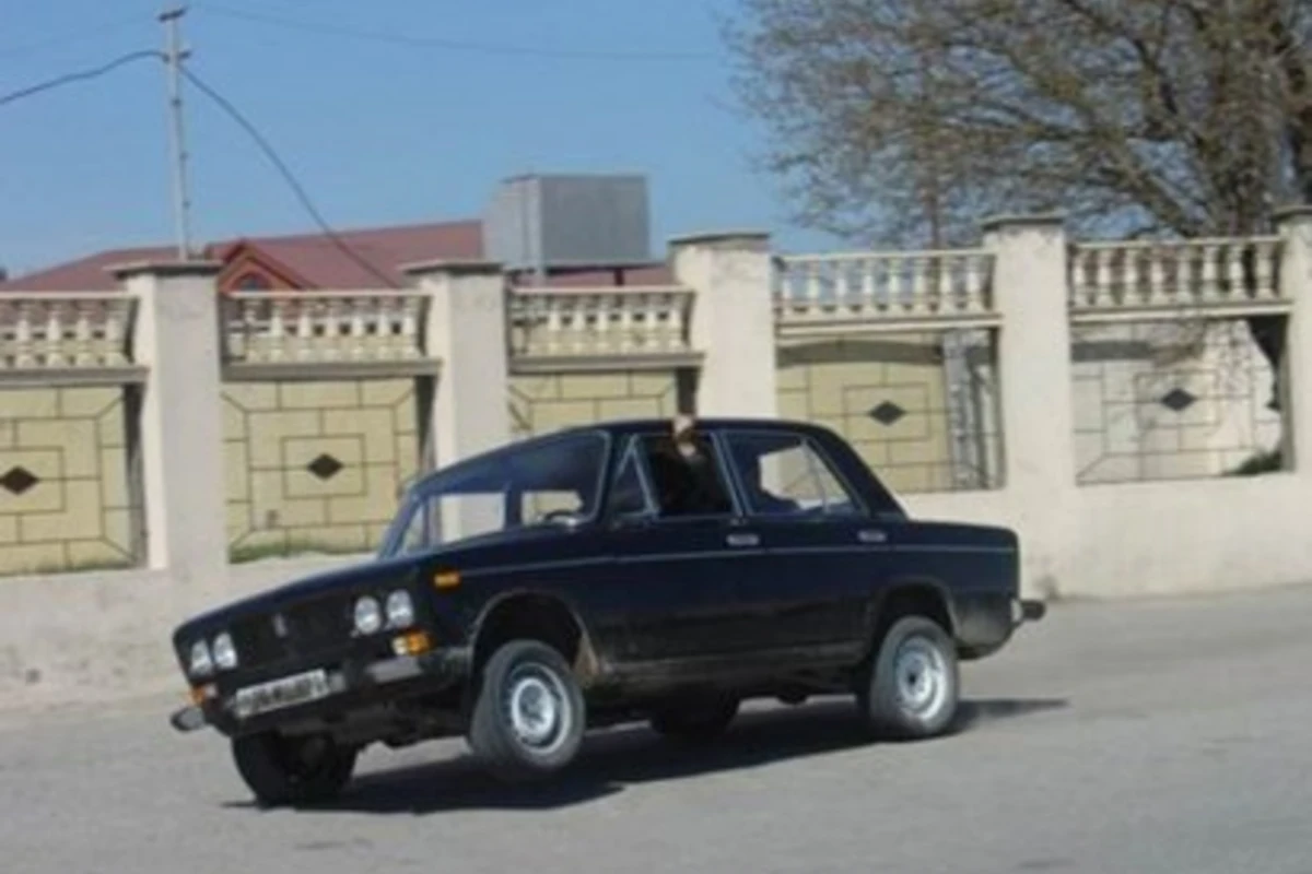 Бакинские «автоши» поприкалывались на тему повышения цен на бензин (видео)