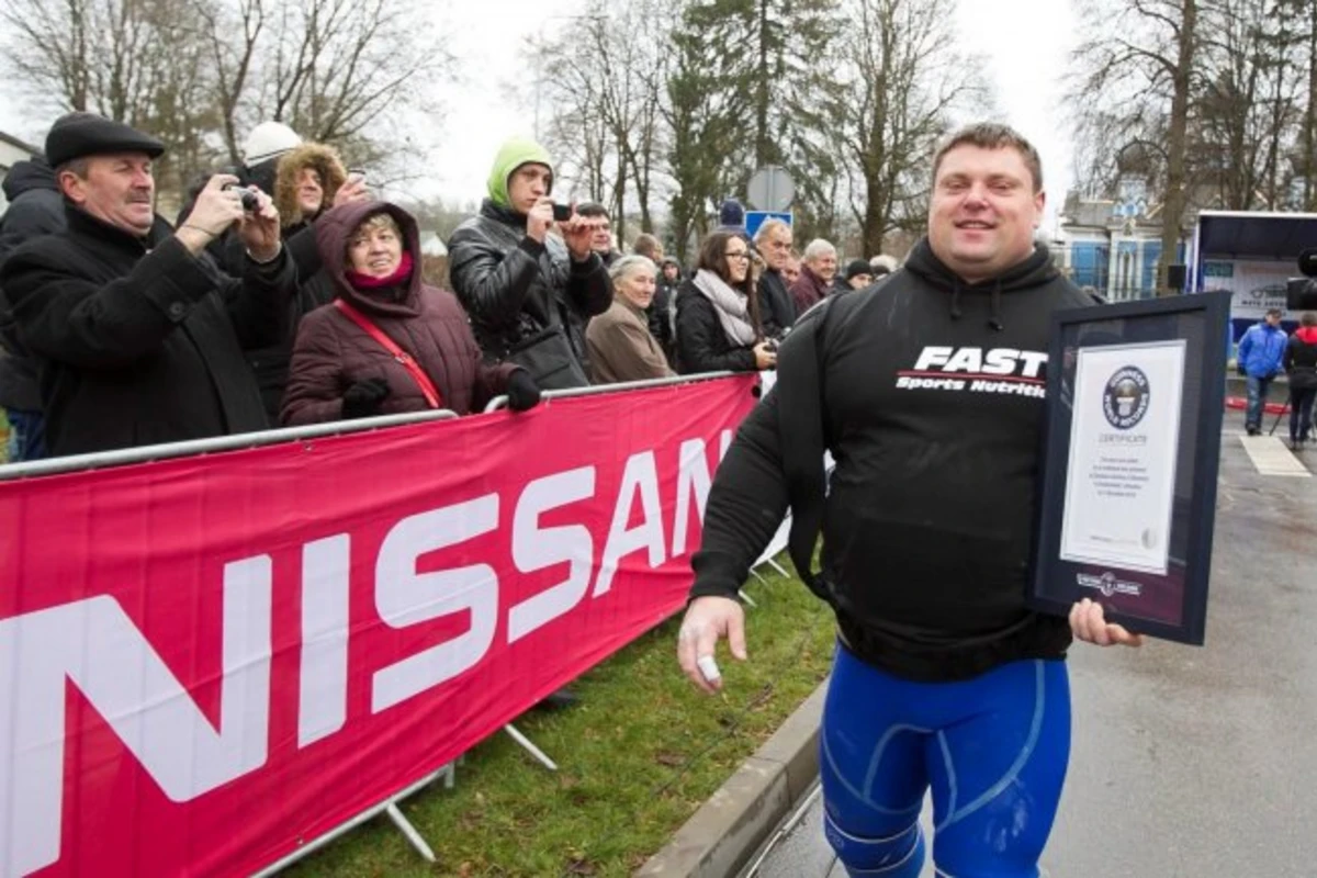 Самый сильный человек в мире протащил 12 Nissan Note (видео) Самый сильный человек в мире протащил 12 Nissan Note (видео)