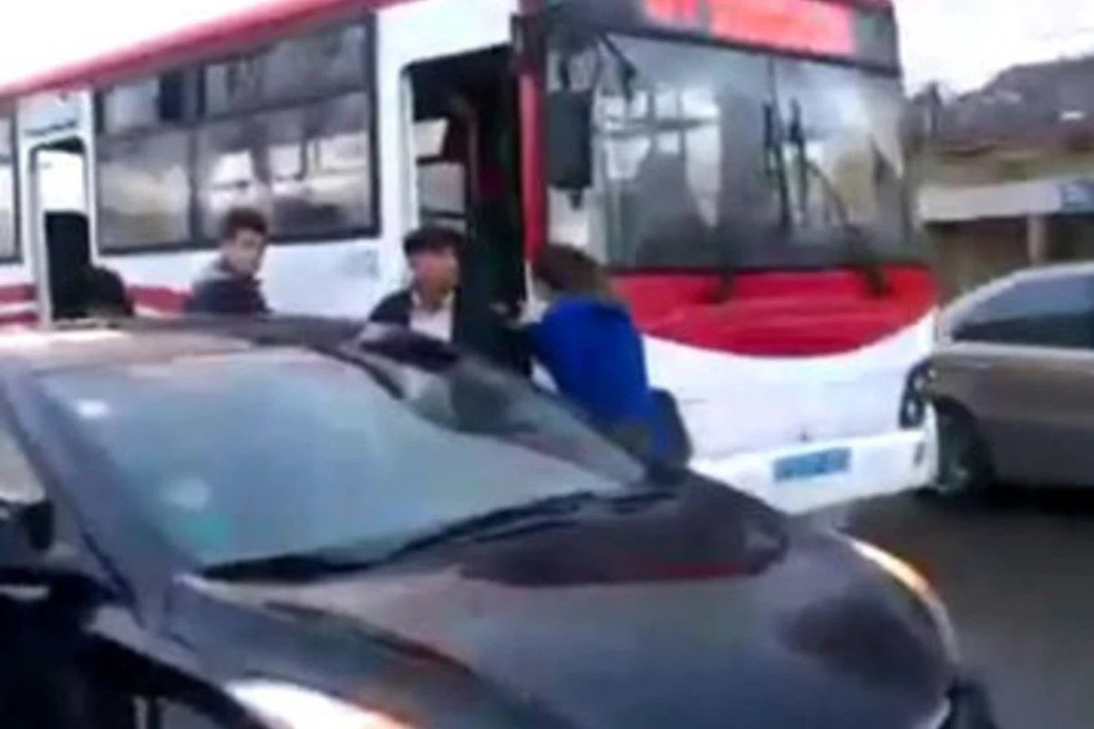 В Баку женщина напала на водителя автобуса (видео)