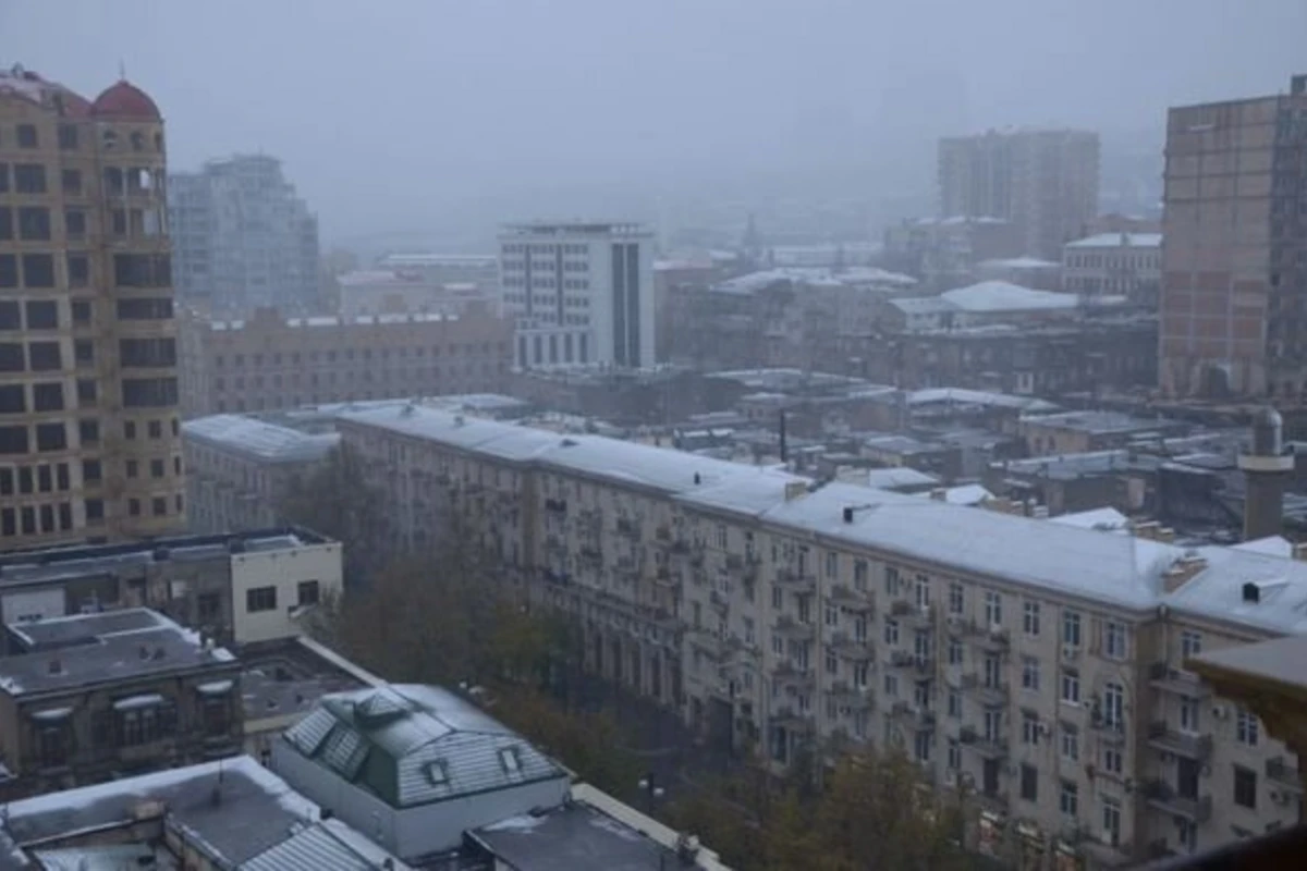 Первый снег в Баку стал причиной пробок и ДТП