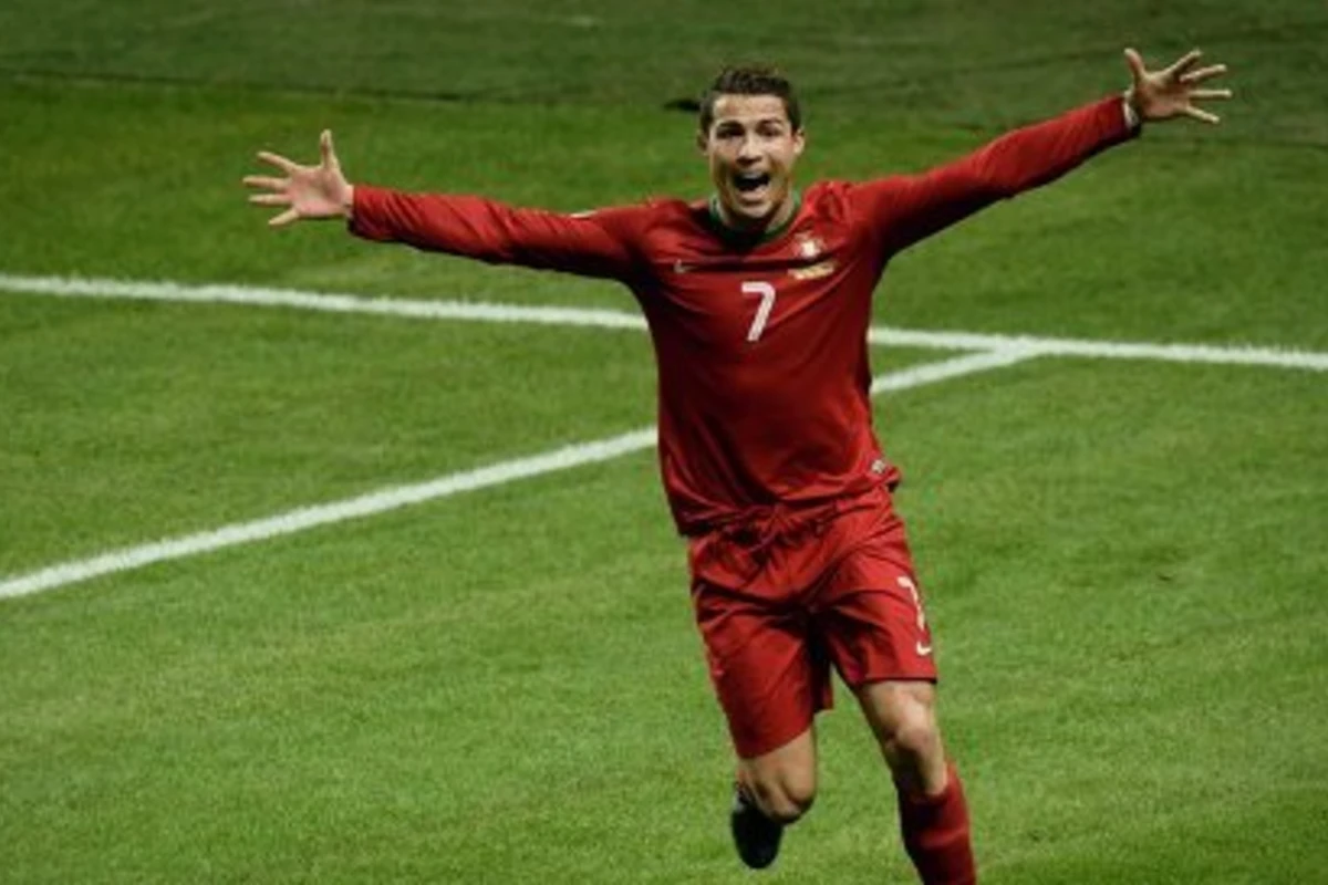 Роналду получил приз лучшему игроку года по версии World Soccer