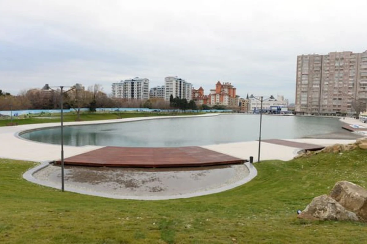 В центре Баку появилось искусственное озеро В центре Баку появилось искусственное озеро