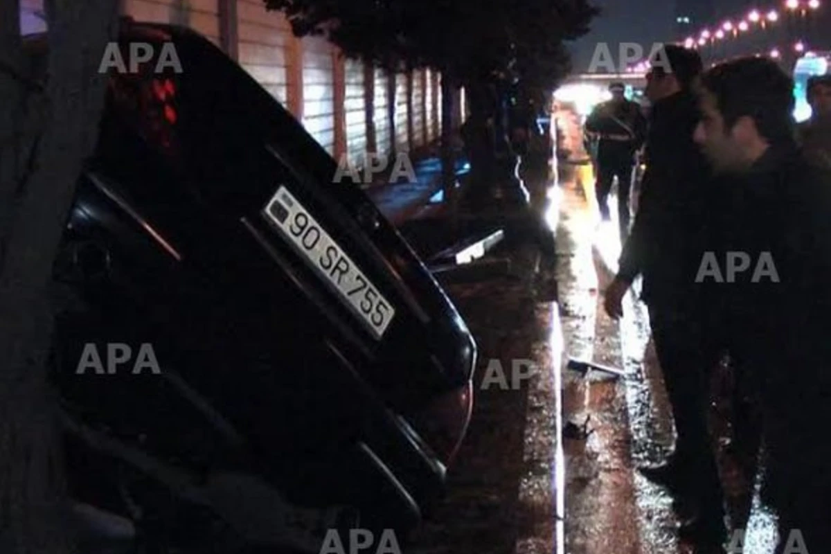 В Баку автомобиль врезался в ограждение