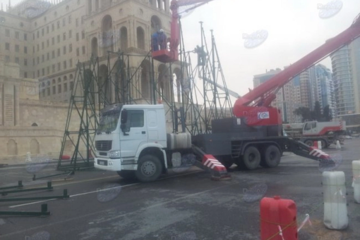 В Баку напротив Дома правительства идет установка новогодней елки В Баку напротив Дома правительства идет установка новогодней елки