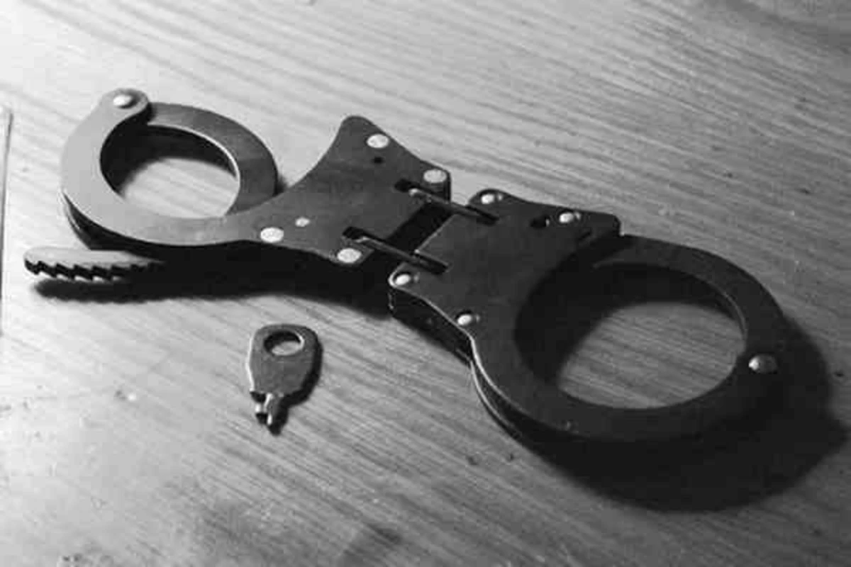 В Баку обвиняемый сбежал от полиции, сломав наручники
