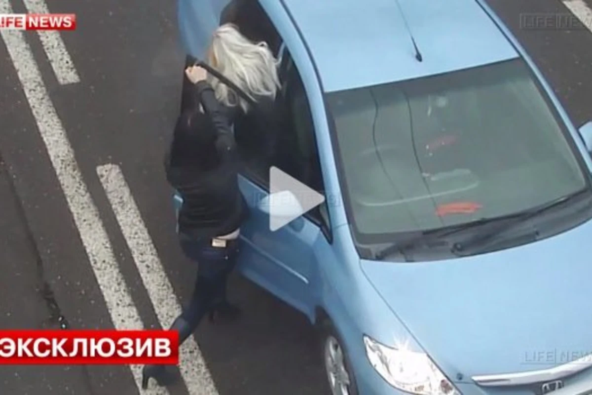 Женщина распылила слезоточивый газ в салон автомобиля, где находился ребенок (видео)