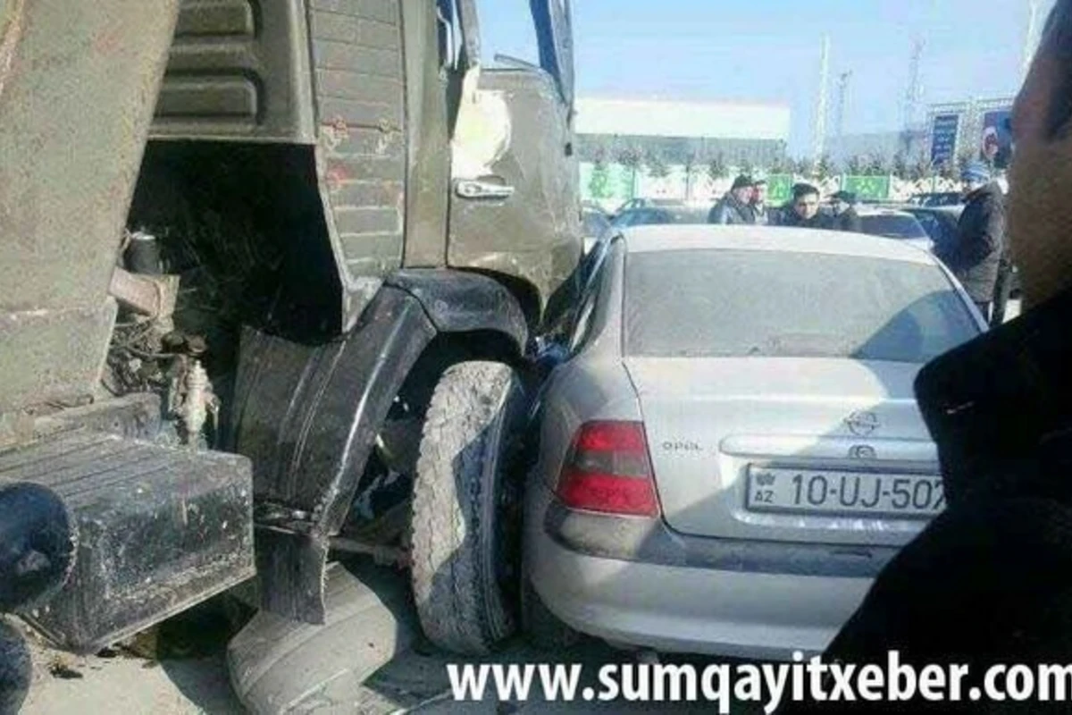 В Сумгайыте Камаз раздавил семь автомобилей