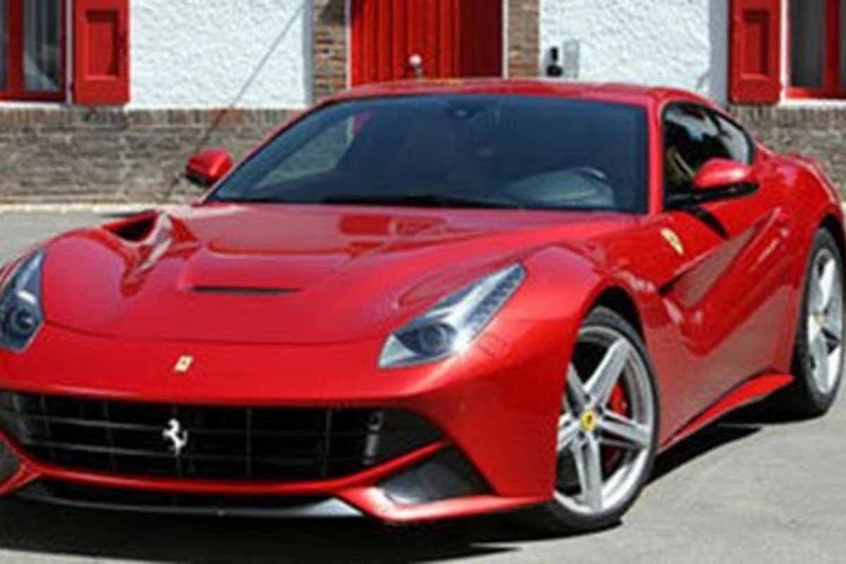 В Баку привезли Ferrari за 370 тысяч долларов