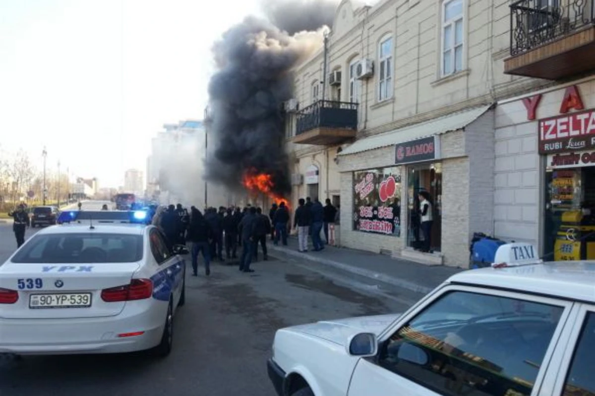 В центре Баку горит жилое здание (видео)