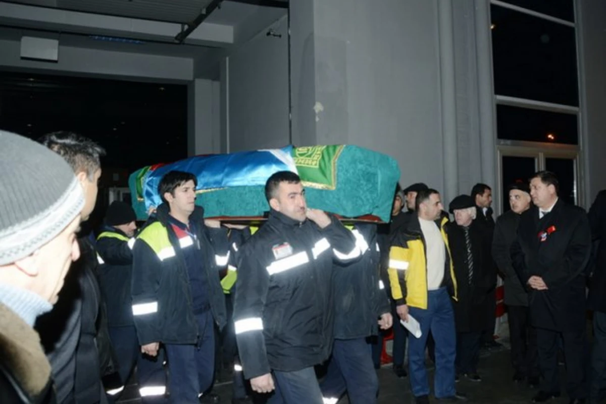 Самолет с телом Вугара Гашимова прибыл в Баку