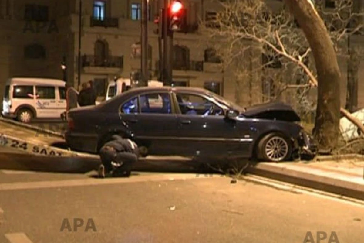 В Баку автомобиль врезался в дерево