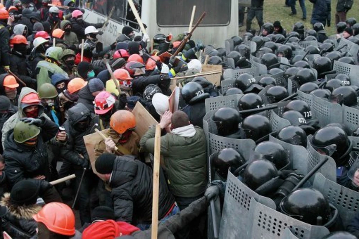 Столкновения протестующих с милицией проходят в Киеве (видео)