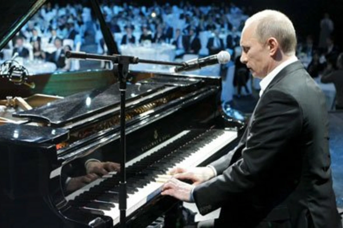 Владимир Путин на встрече со студентами сыграл на рояле