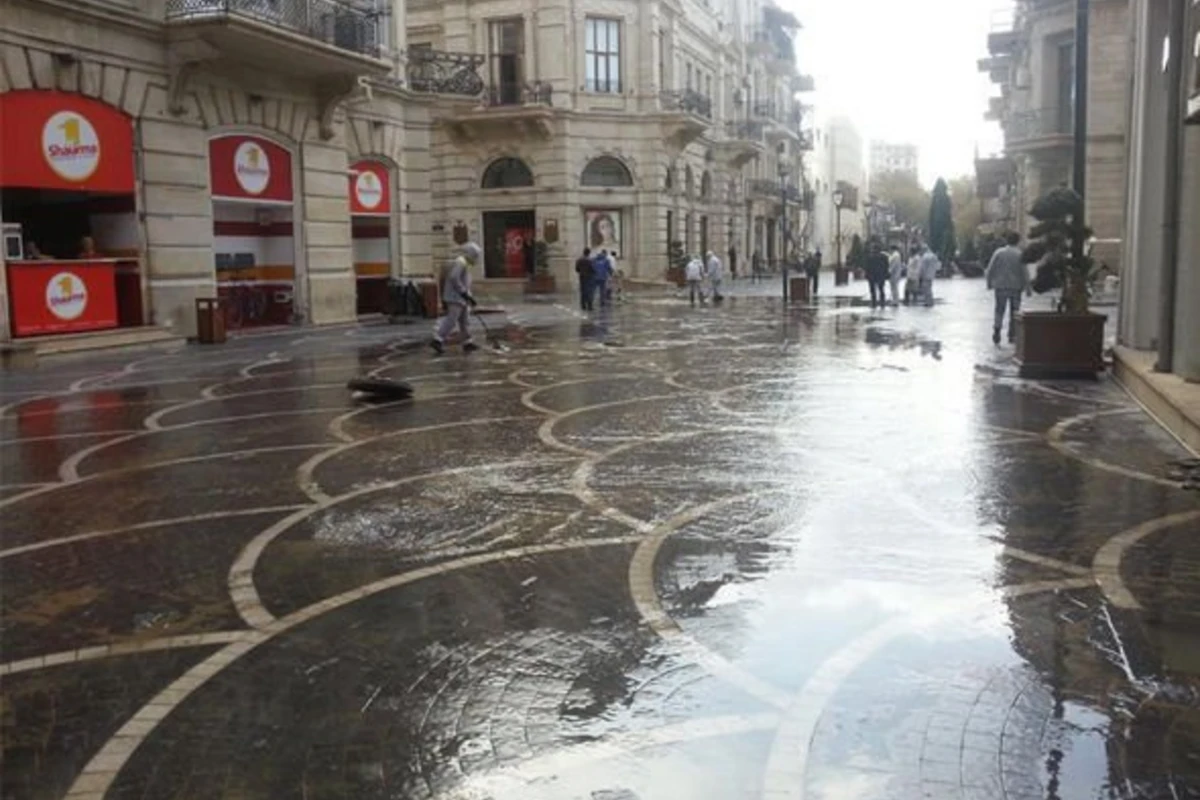 Центр Баку затоплен водой (видео)