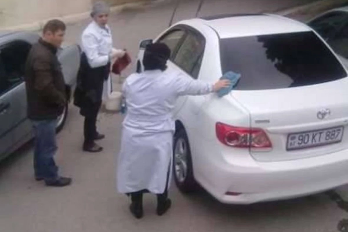 В Баку главврач заставляет подчиненных мыть свою машину