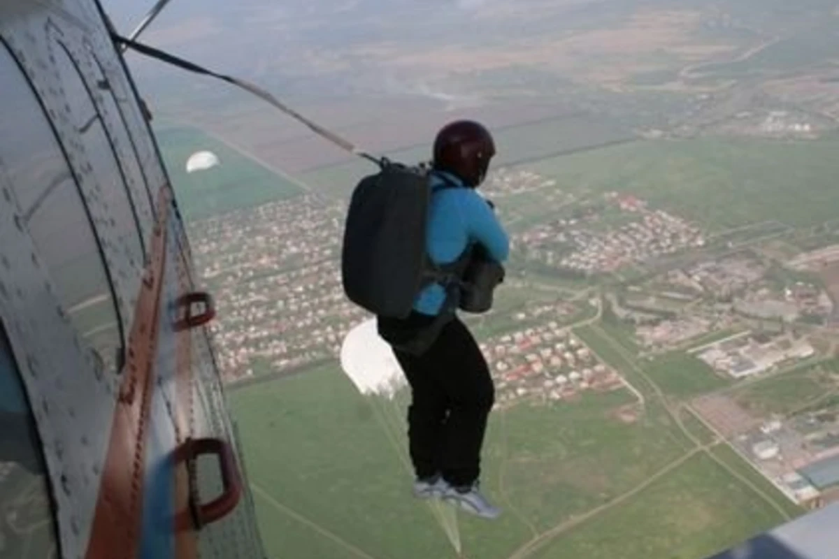 Девушка выжила после неудачного прыжка с парашютом