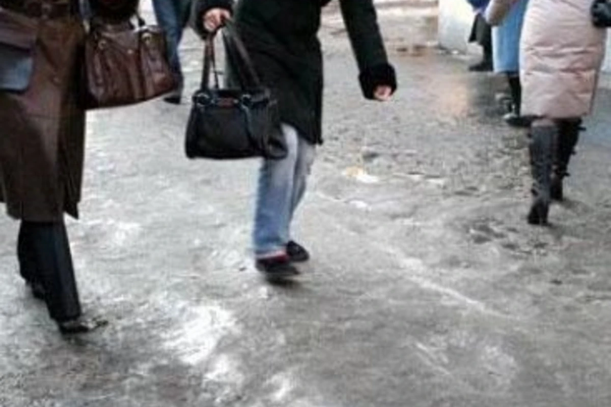 В Баку 40 человек пострадали в результате падений на льду