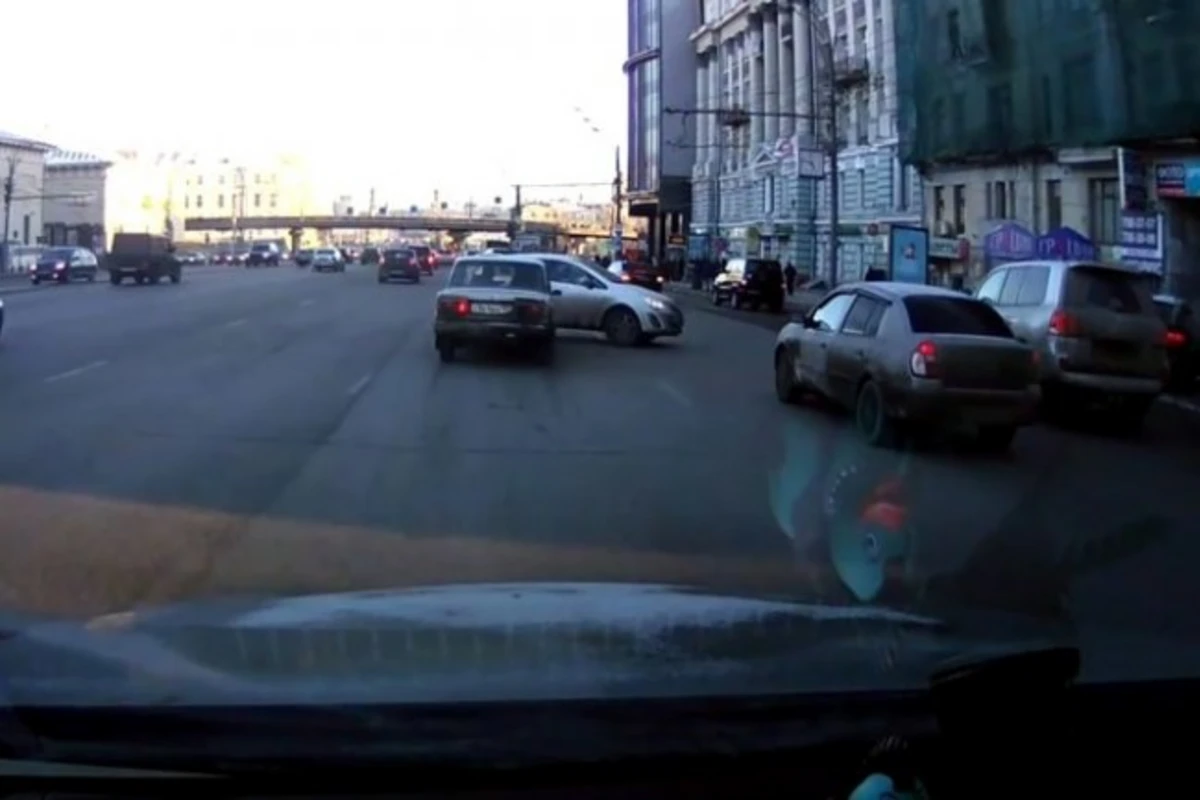 Девушка показала самую невероятную парковку в мире (видео)