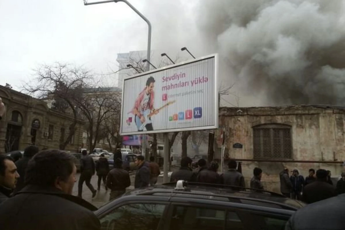 В Ясамальском районе Баку горит жилой дом