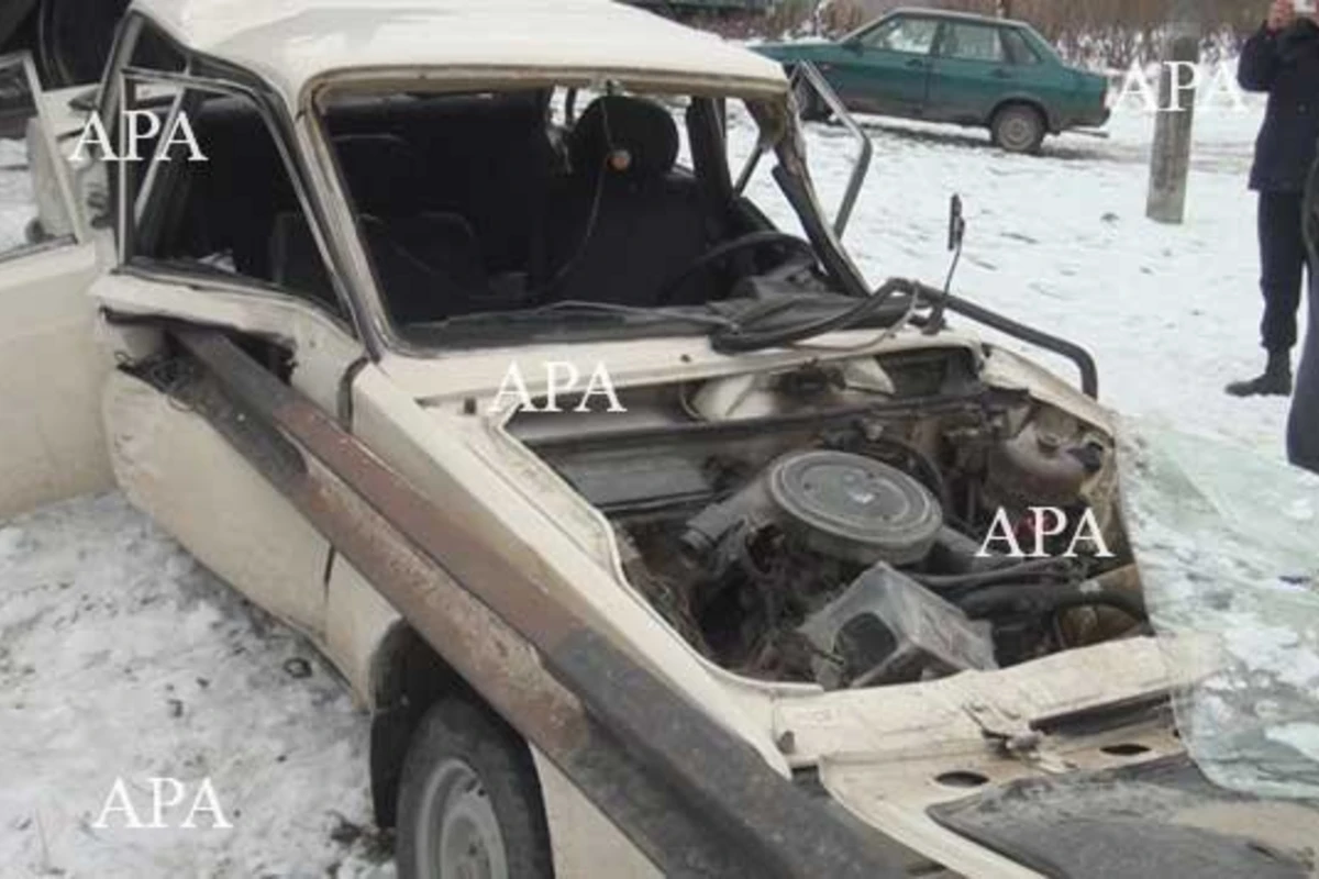 В Азербайджане грузовой поезд сбил автомобиль