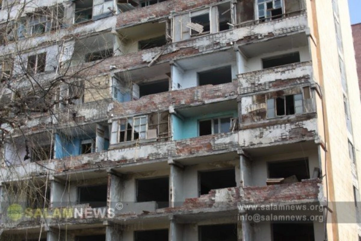 В Баку сносят 9-этажки В Баку сносят 9-этажки