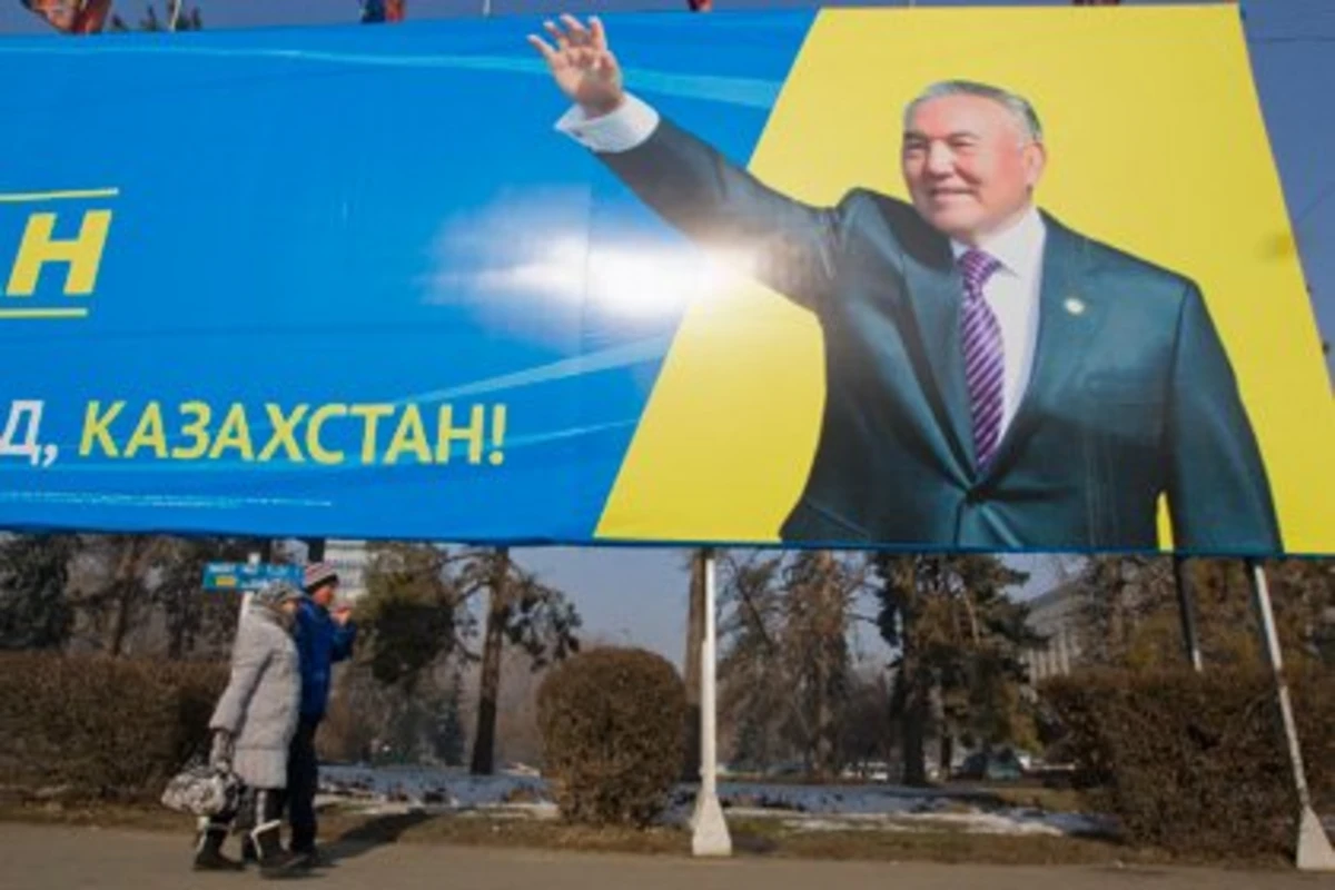 Казахстанец заклеил цитаты Назарбаева предложением руки и сердца