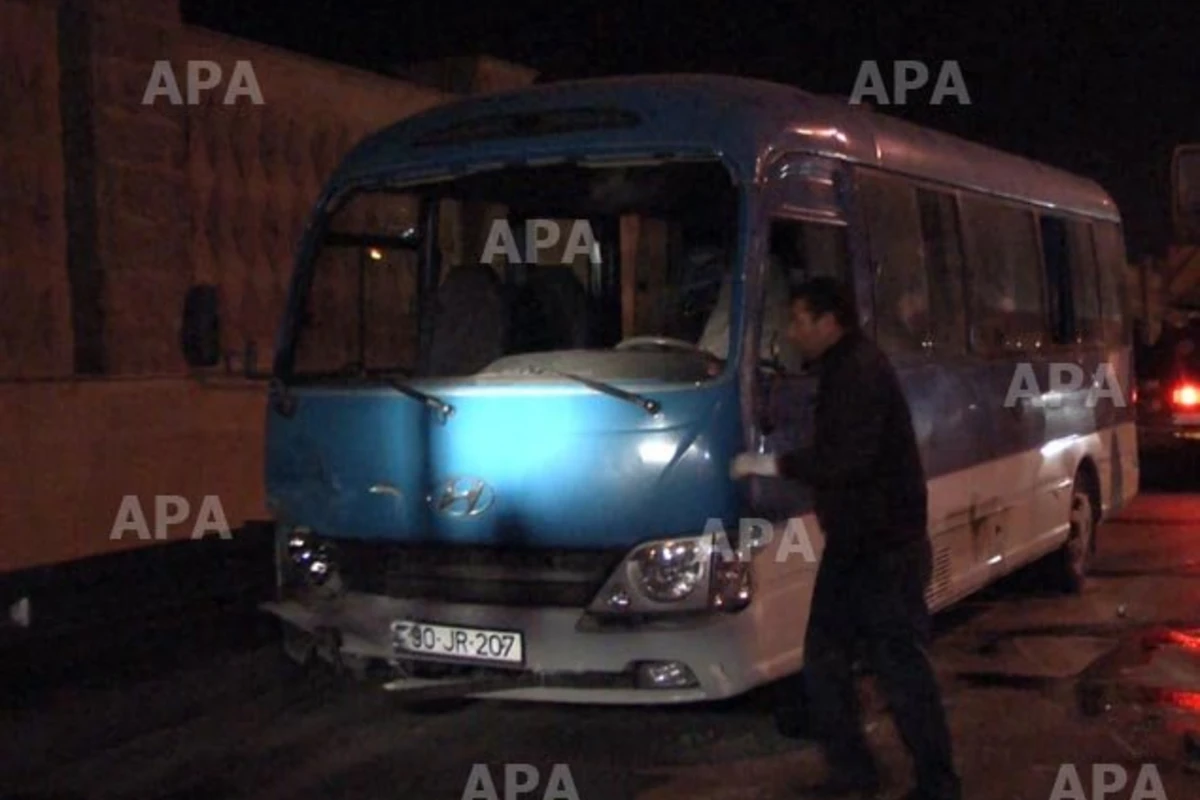 В Баку при ДТП перевернулся автобус, есть пострадавшие В Баку при ДТП перевернулся автобус, есть пострадавшие
