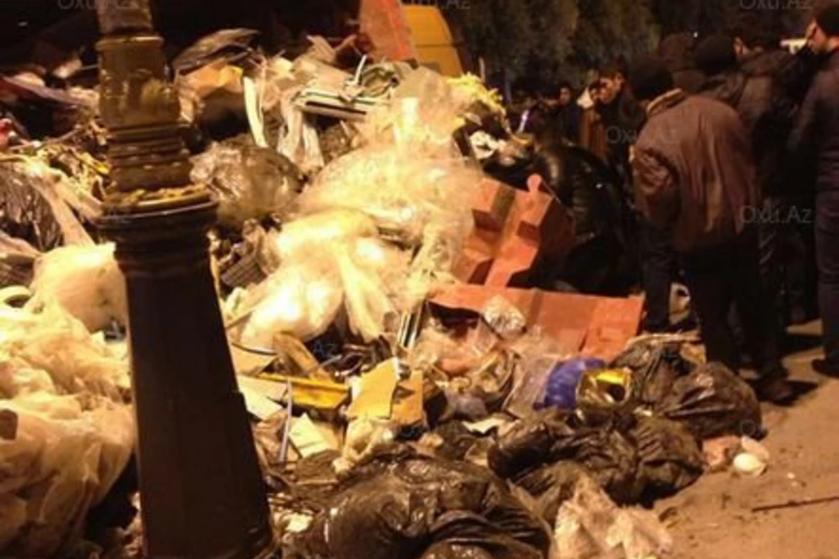 В Баку перевернулся мусоровоз