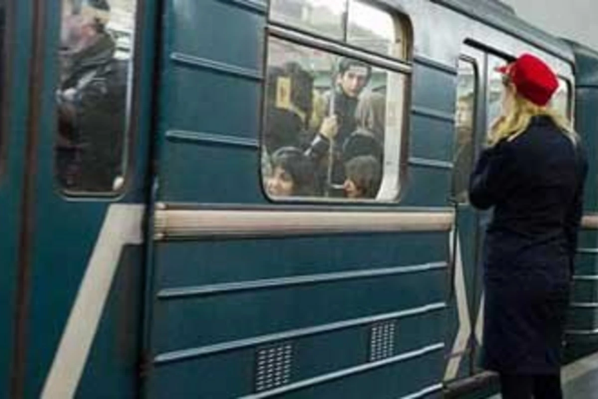 В бакинском метро поезд сбил человека